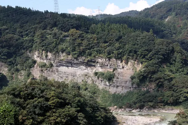 地層の重なりがくっきり