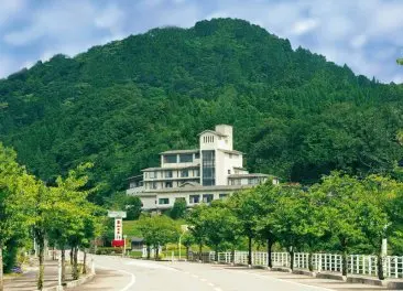 緑の山々に抱かれた華山温泉