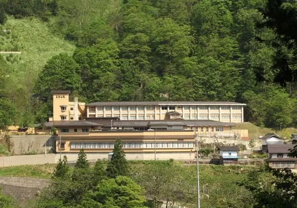 緑に囲まれた高台にたたずむ五箇山荘