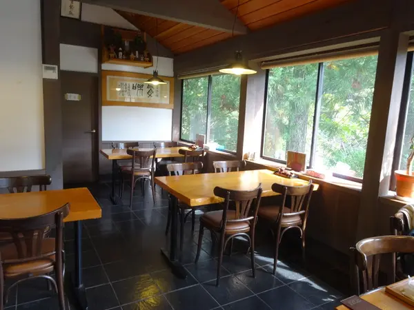 庄川沿いで店内からの景色は最高