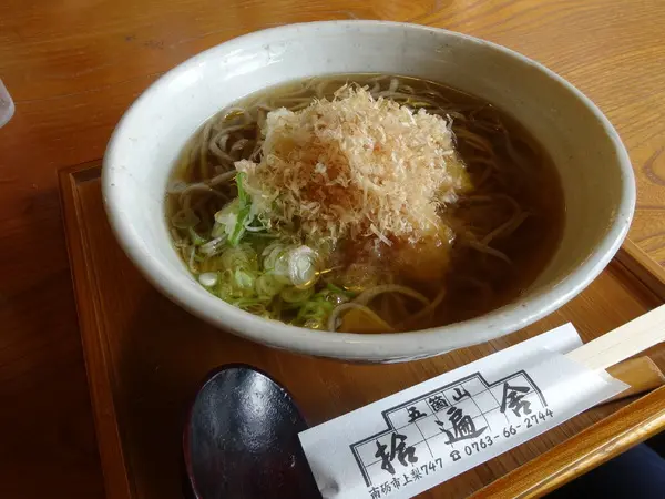 人気のとうふ揚げ出しそば