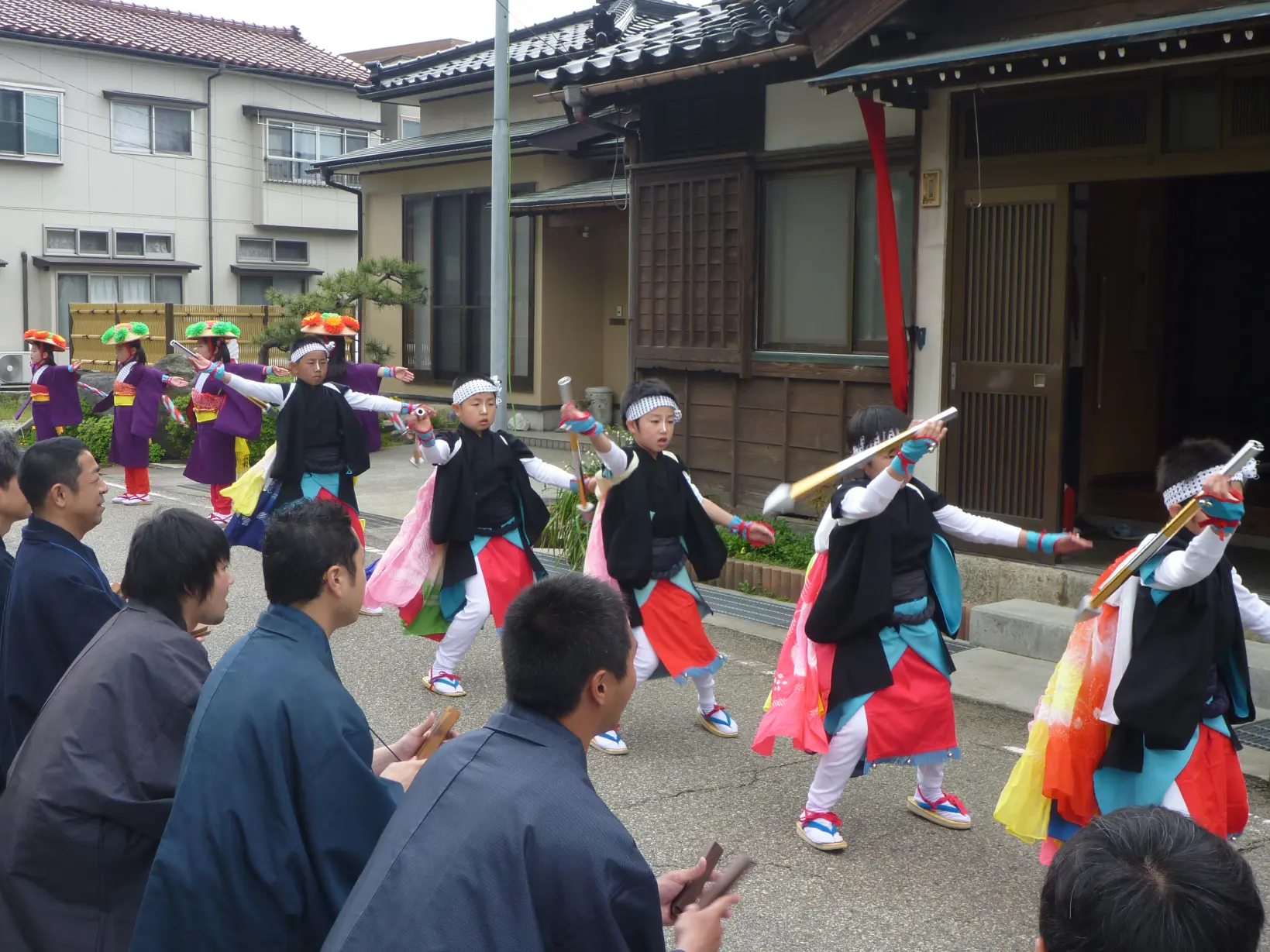 小槍を打ち振るう勇壮な「槍おどり」