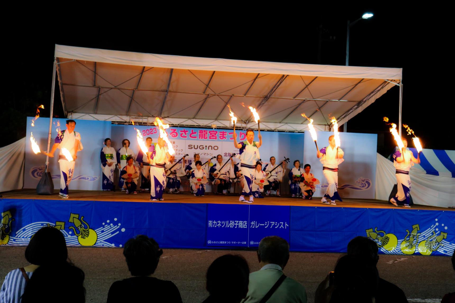 燃え盛る松明と共に踊る伝統芸能「新川古代神」
