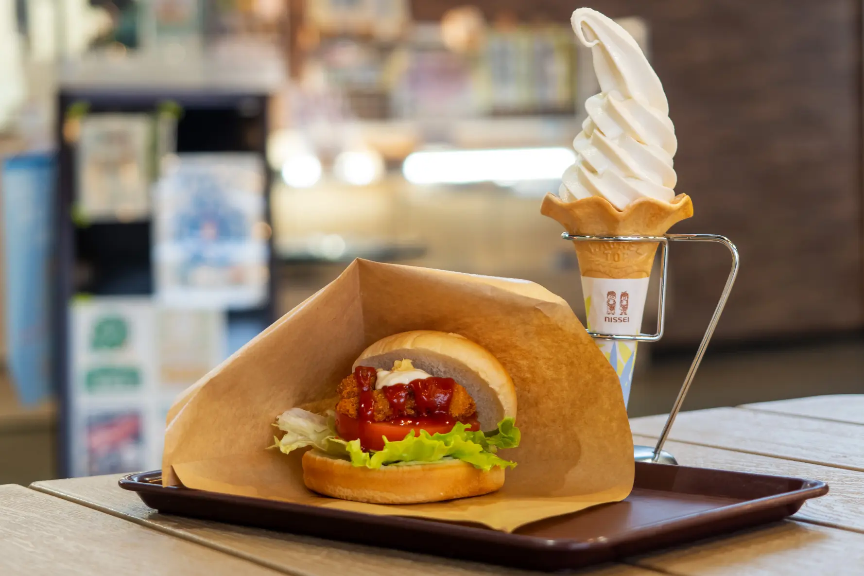 「ほたるいかバーガー」と「つべつべ塩ソフト」