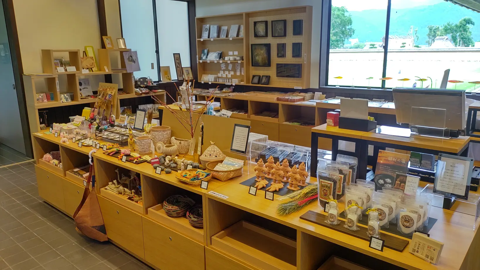 朝日町立ふるさと美術館-7