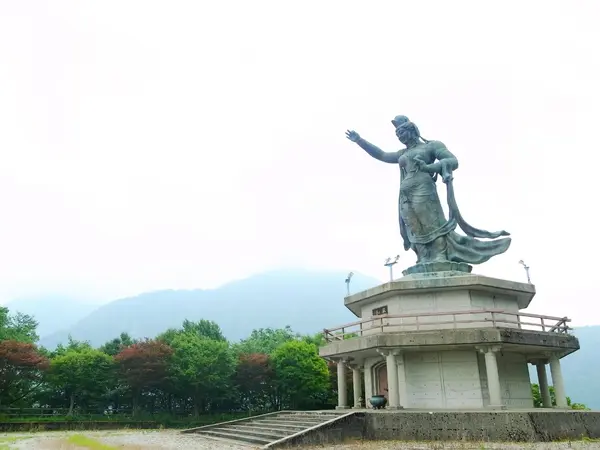 空を見上げるほど大きくそびえたつ像