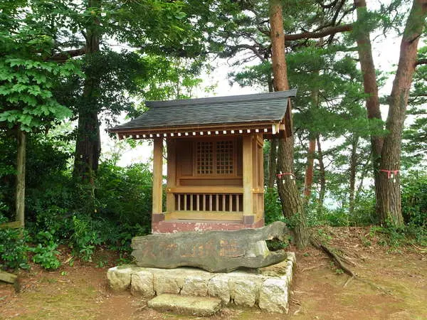 山頂に今も残る歴史の爪痕
