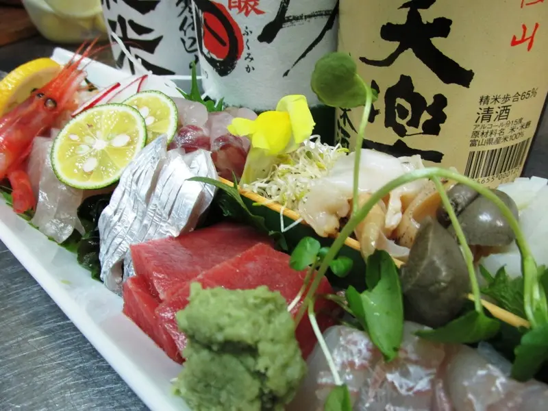 黒部の新鮮なお刺身盛り合わせで乾杯！