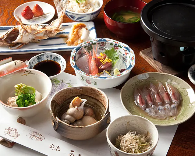 富山湾の恵みがたっぷりつまったコース料理