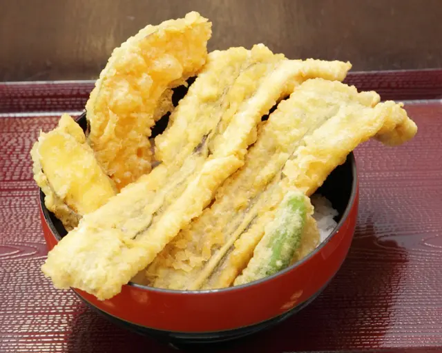 ボリューム満点の穴子天丼！