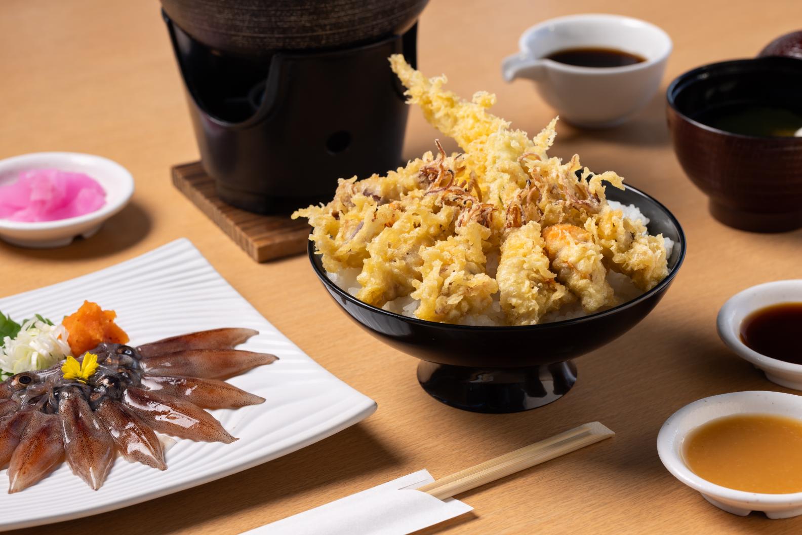 定番の桜煮やお刺身、天ぷら、しゃぶしゃぶなど様々なホタルイカメニューを楽しめます