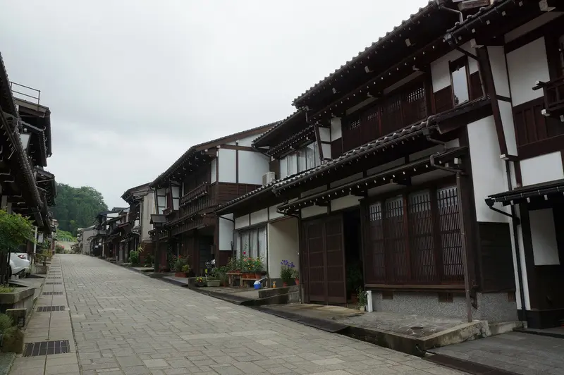 美しい石畳と風情あるまち並みが続く諏訪町通り