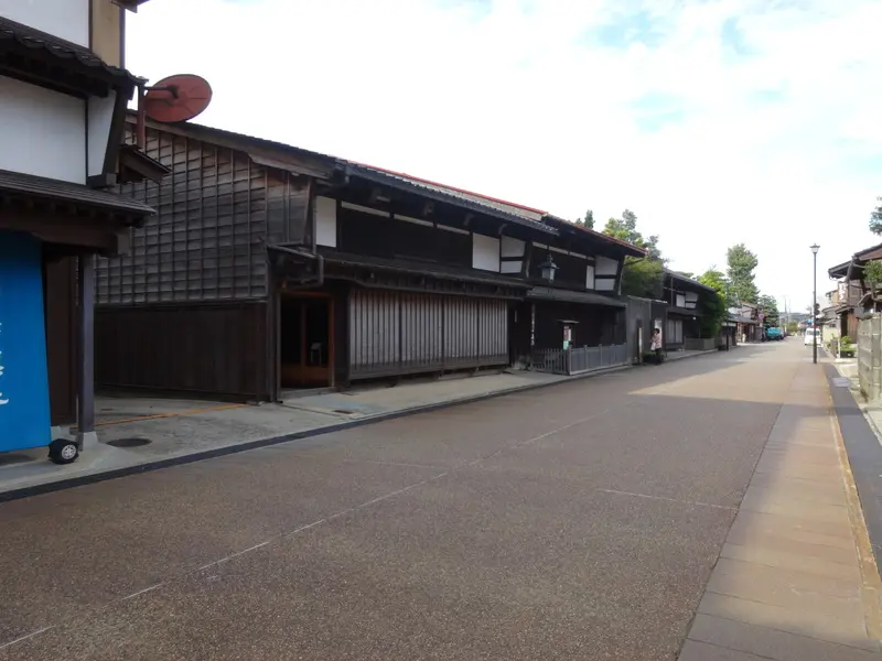 北前船の廻船問屋で栄えた街並み