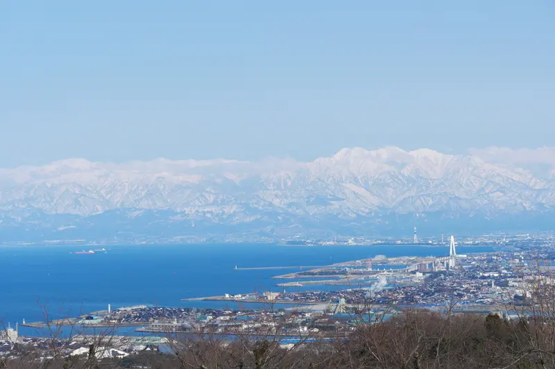 海越しに望む立山連峰