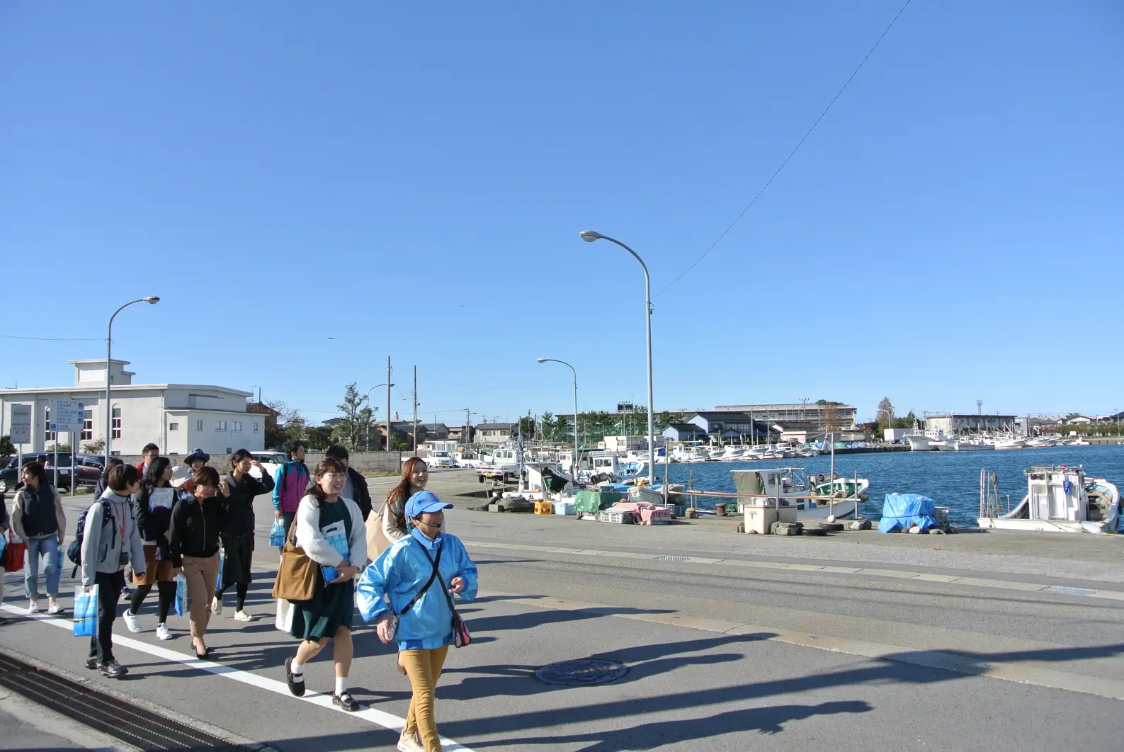 地元を知り尽くしたガイドが生地の町をご案内。