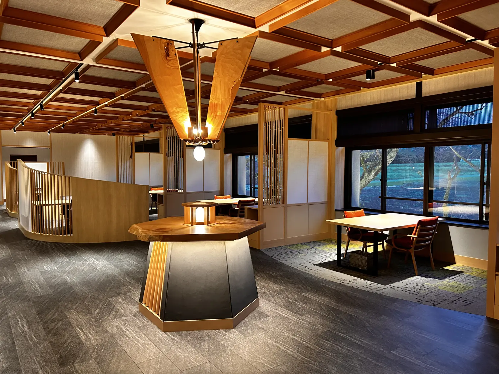 Dining 瑞兆は間取りを広く取っており、プライベートな空間で一品ずつお料理をお楽しみいただけます。