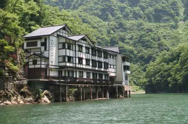 河畔にせり出すように建つ大牧温泉