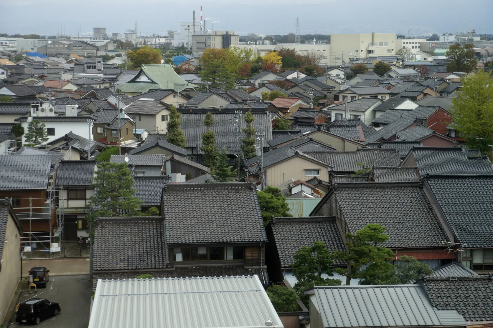 富山港展望台から眺めた岩瀬浜の町並み