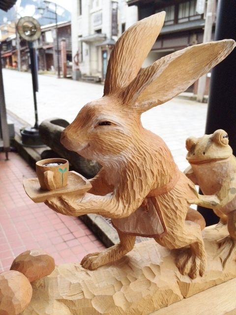 店先にはコーヒーを運ぶ看板娘の木彫りのウサギちゃん
