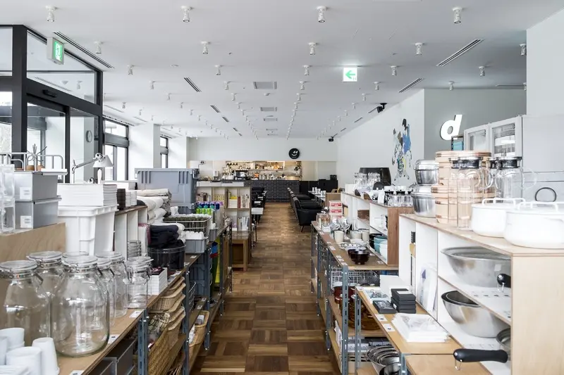 富山の魅力がいっぱいの店内