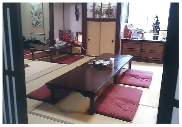 親戚の家の座敷に招かれたような趣のある店内