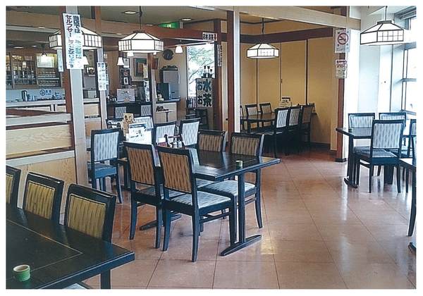 座敷席やカウンター席、テーブル席もある広い店内