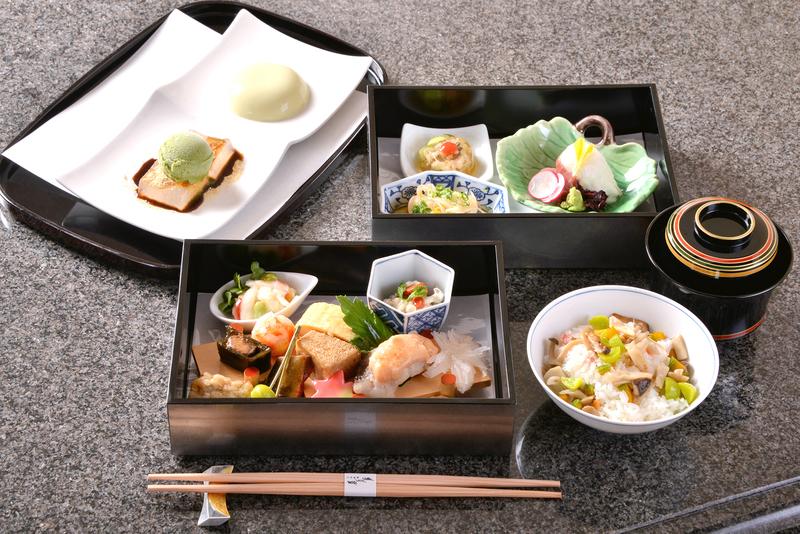 季節の富山の食材が詰まったつまま特製二段弁当