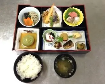 ボリュームたっぷりでリーズナブルなお昼のメニュー