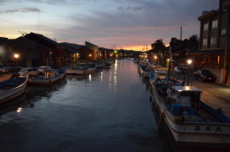 夕日に染まる美しい港町