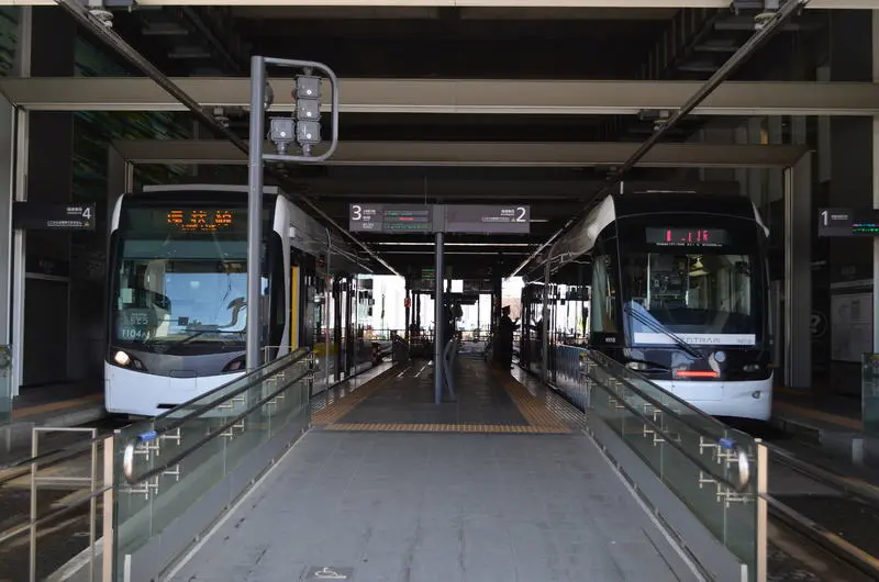 様々な車輛が乗り入れる乗降車ホーム
