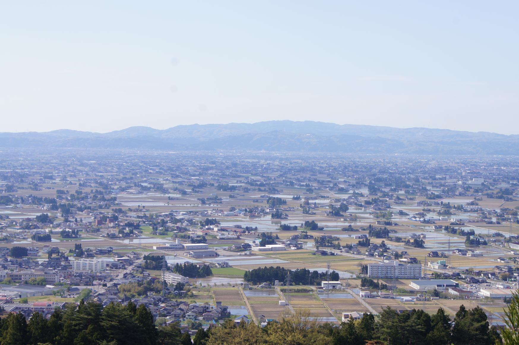 とやまビューポイント「閑乗寺公園 から見る 散居村」