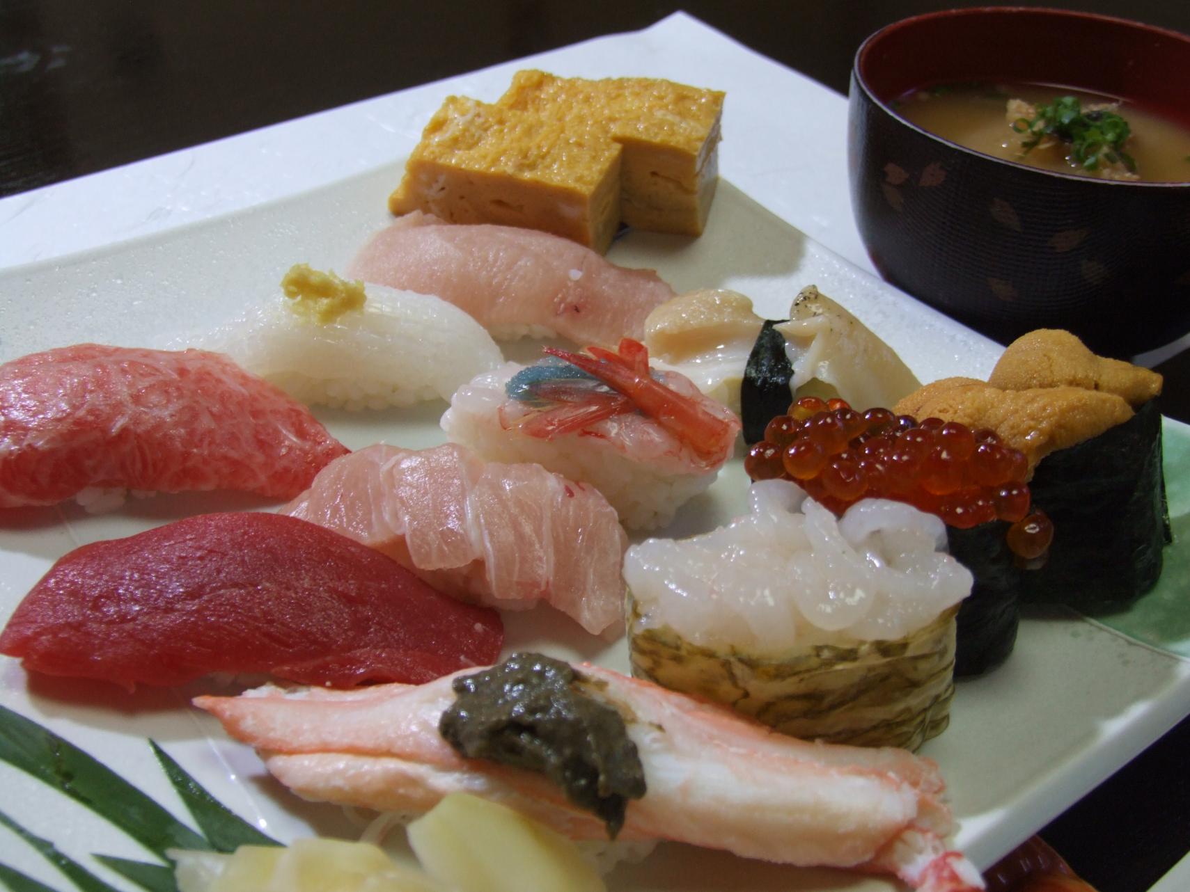 新鮮な旬の魚を楽しめる「富山湾鮨」です。