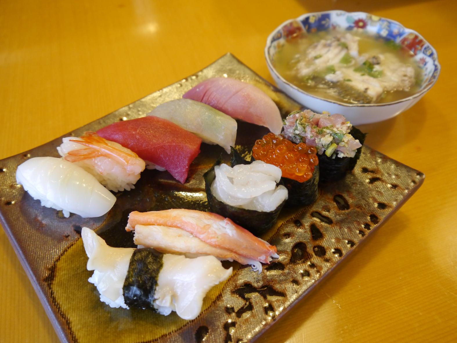 富山湾鮨（2,700円（税込）)。