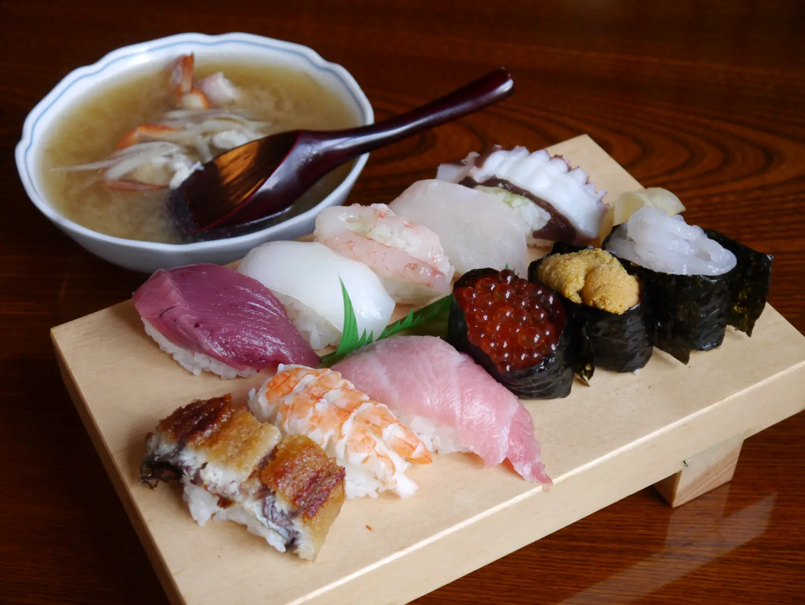 富山湾鮨（2,800円（税込））。