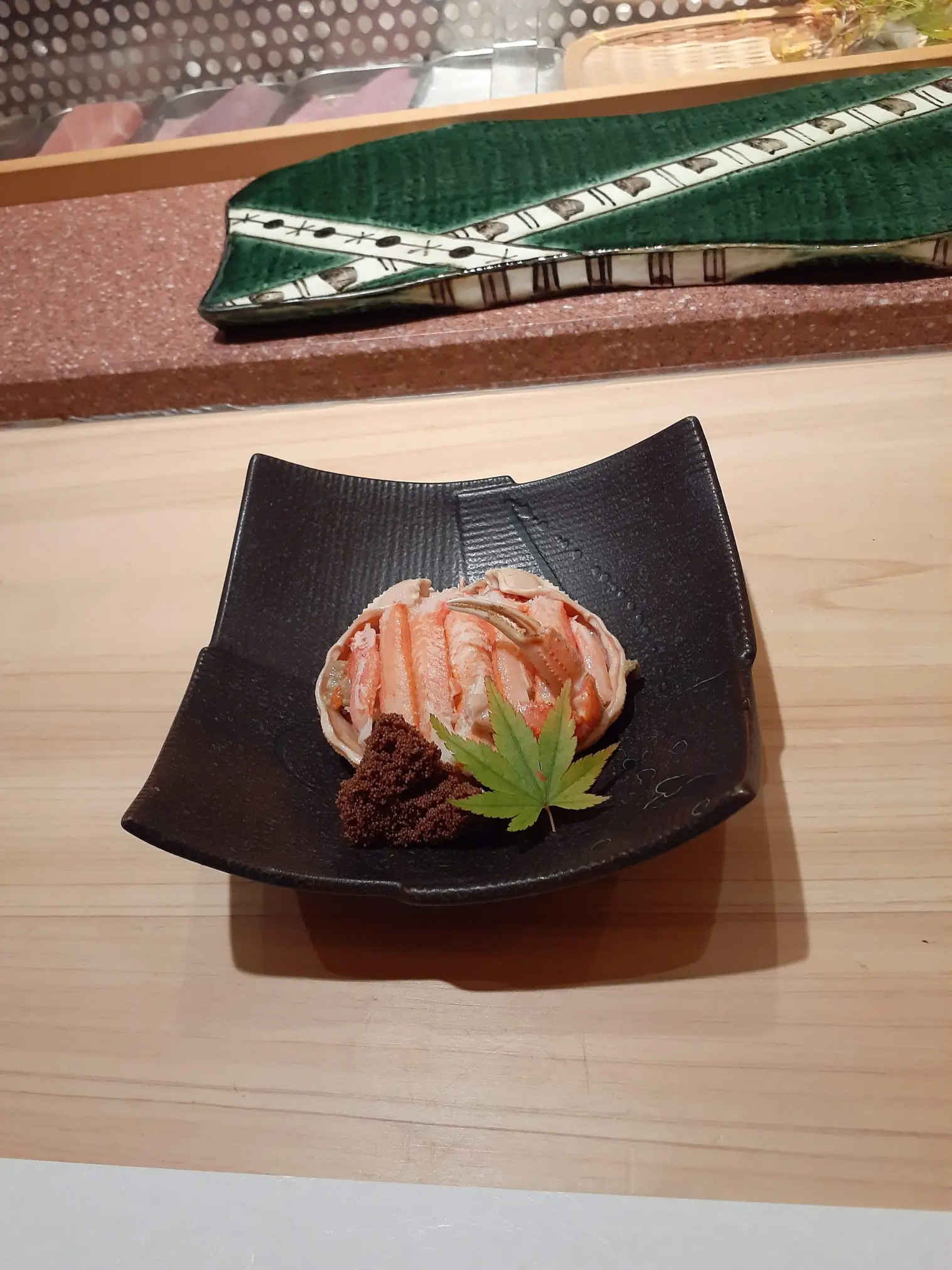 旬の魚介を、素材本来の旨みを生かして職人技で握ります。