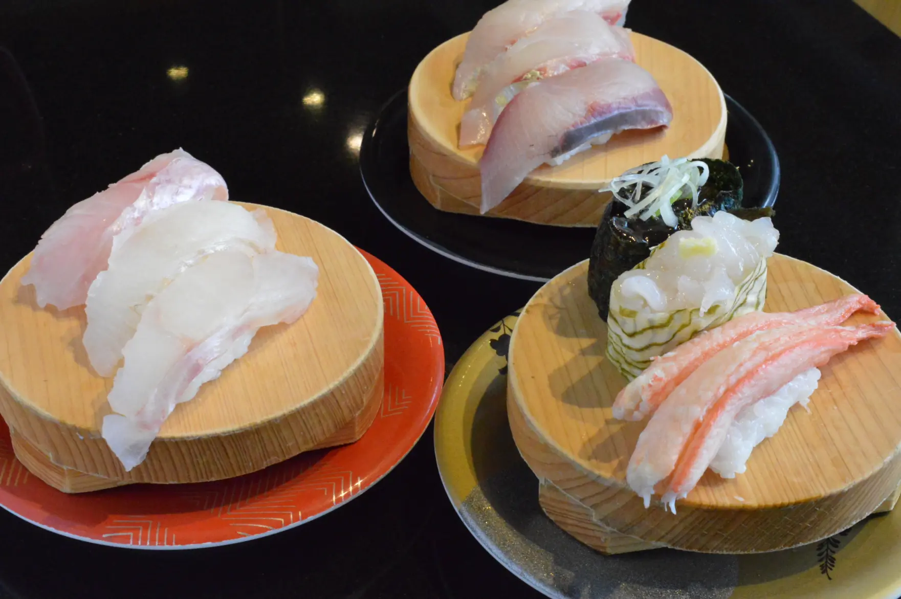 富山の旬を楽しめる握り3貫がセットになった「富山湾三種」（1,078円）、「青身三種」（649円）、「白身三種」（737円）。