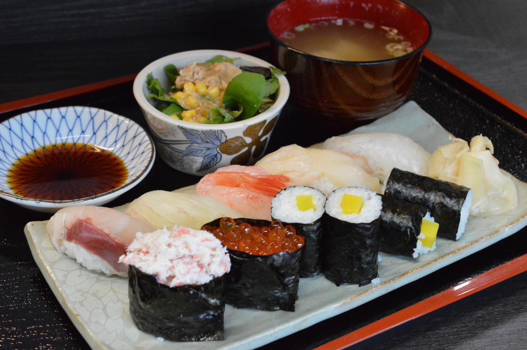 その日に獲れた新鮮な魚介を使ったお得な「寿司ランチ」（1,000円）。