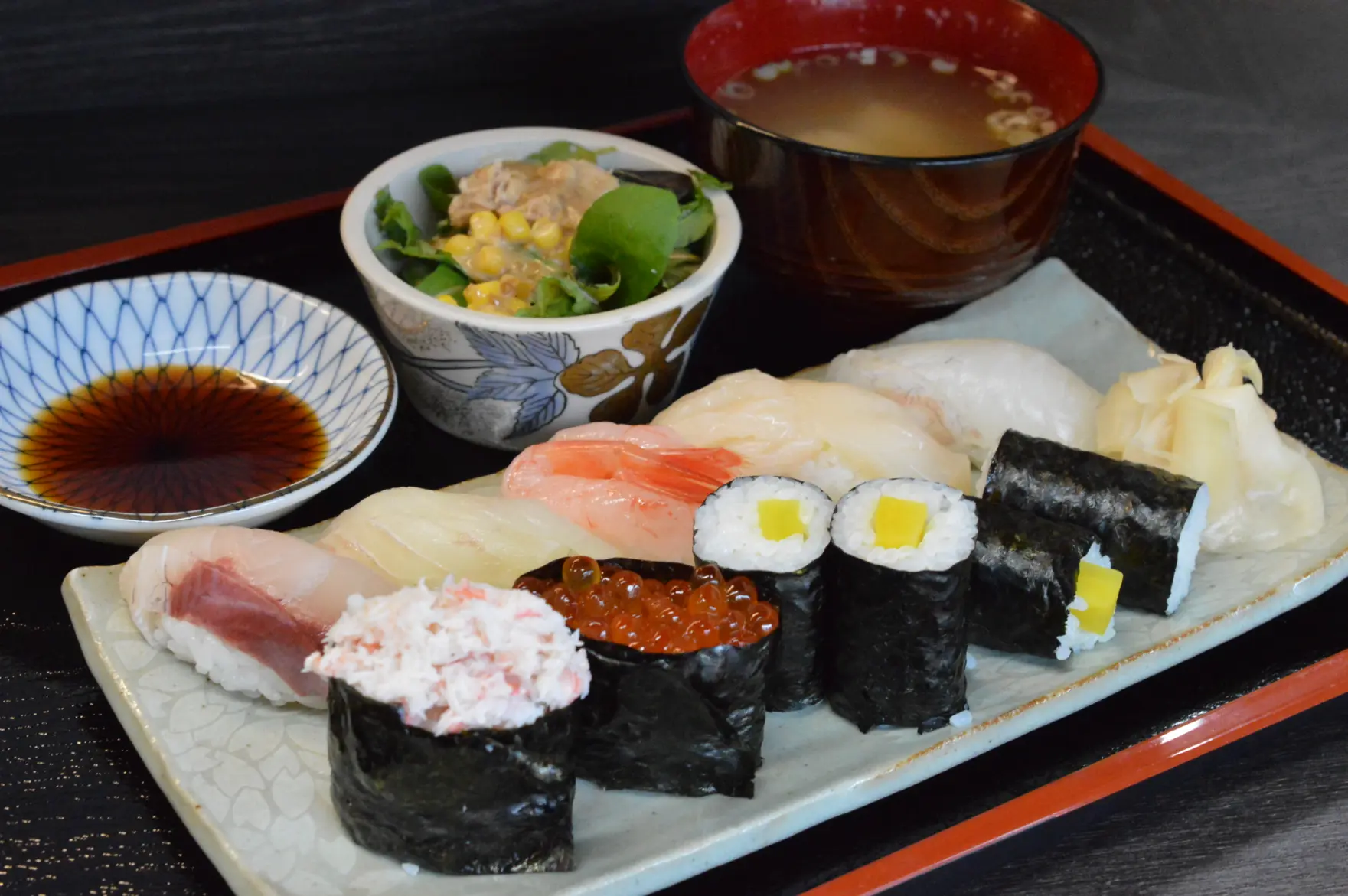 その日に獲れた新鮮な魚介を使ったお得な「寿司ランチ」（1,000円）。