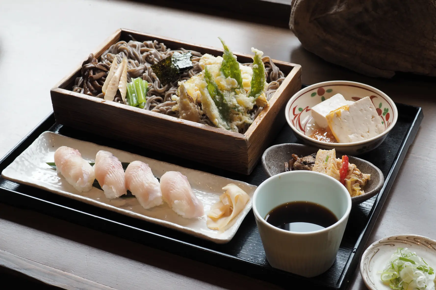 いわなのにぎり付き山菜そば定食　1,760円。