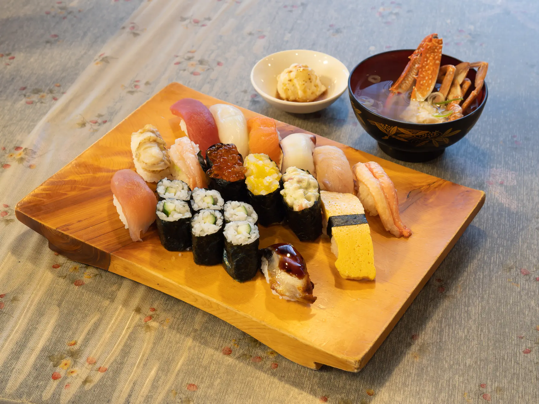 満腹ランチ（1100円）はプラス容器代プラスでテイクアウトも可。