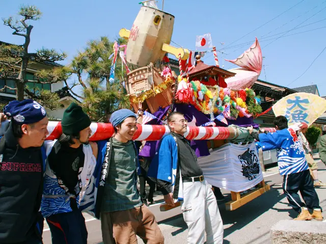 約250年前に始まったとされる、大漁と航海安全を祈る祭り