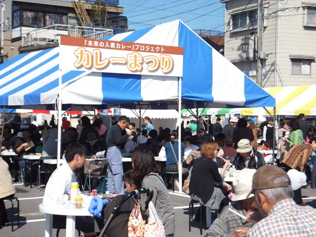 メインは地元飲食店によるカレー自慢まつり