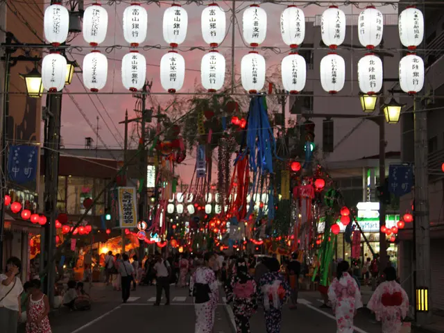 入善町商店街を彩る豪華な七夕飾り