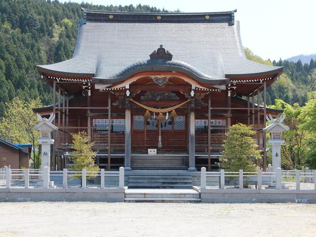 軒先の組物や彫刻など江戸時代末期の様式をもつ華麗な社殿