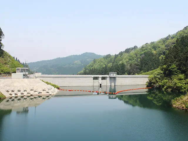 堤高49.8m、堤頂長160.5m