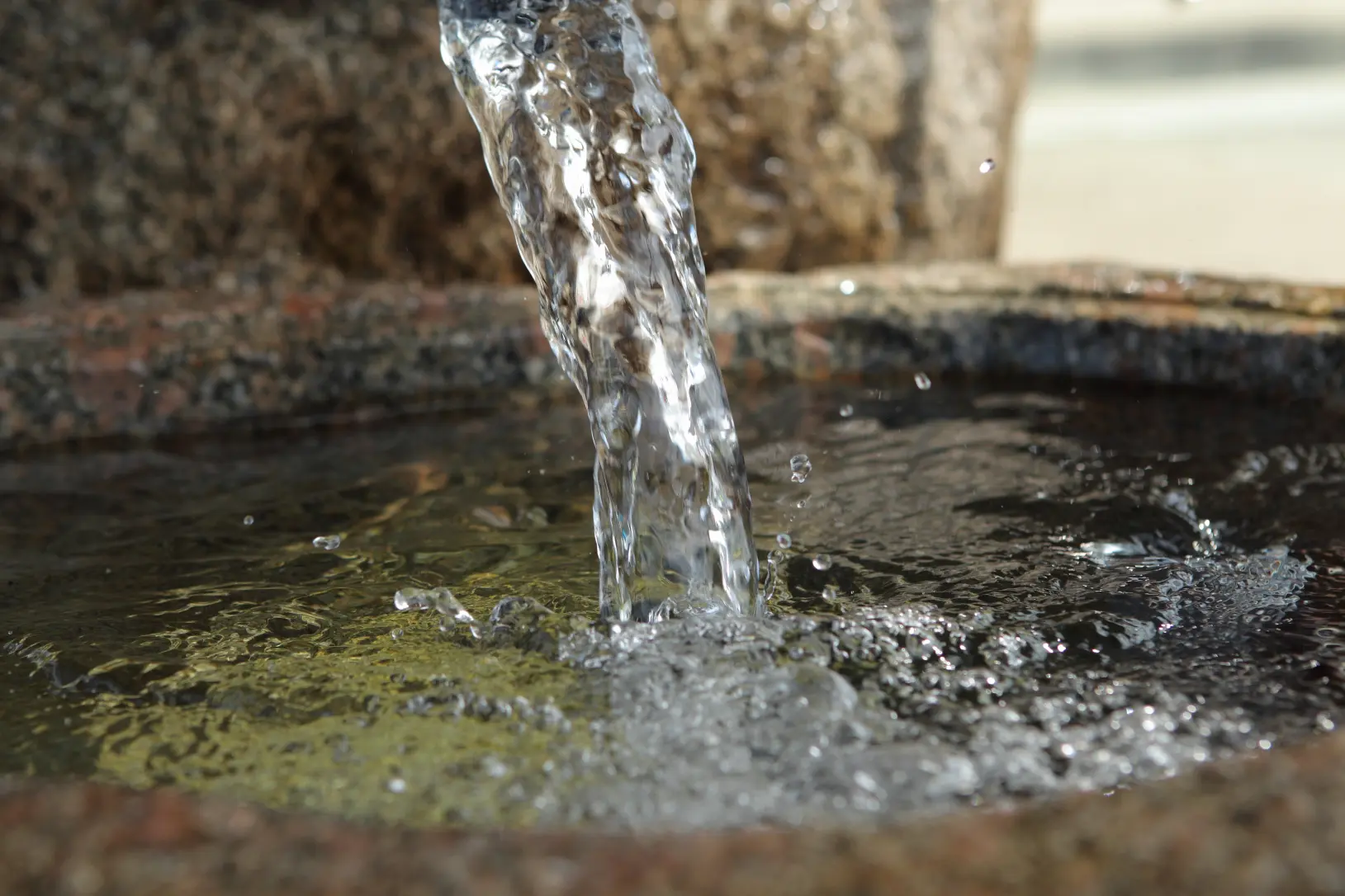 田園風景の中にある「高瀬湧水の庭」