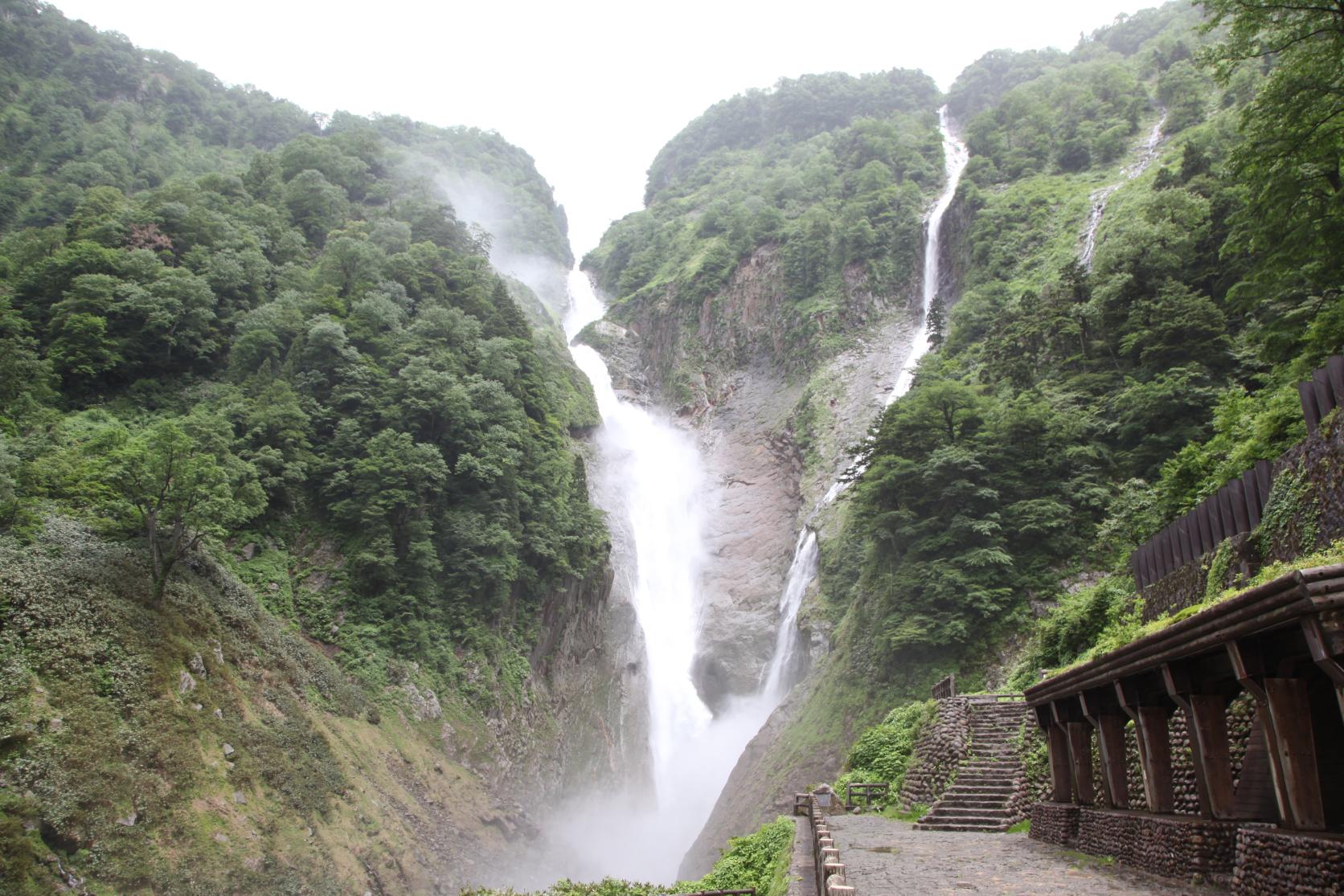 称名滝（写真左）に流れるハンノキ滝（写真右）