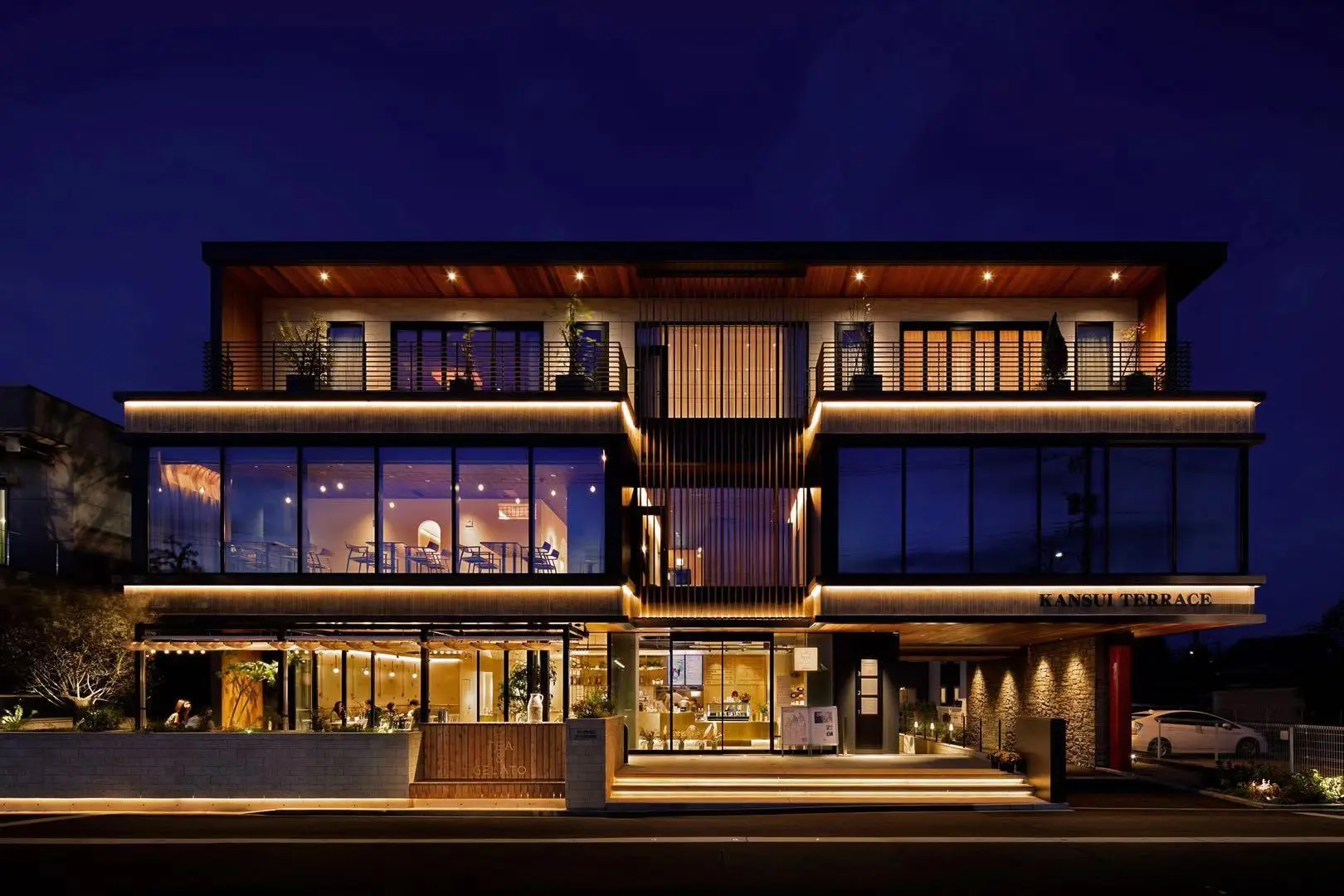夜の環水テラス( ©️ Nacasa &Partners)