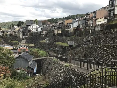 八尾のまちなみ（諏訪町本通り/坂と石垣の町並み）-1