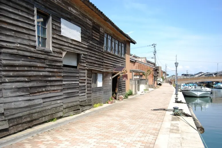 新湊　内川中町悠閒漫步